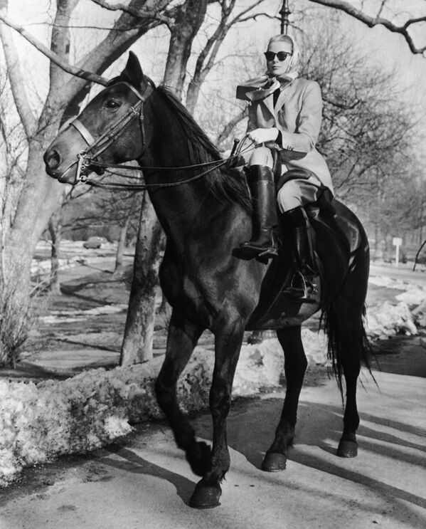 هنرپیشه و همسر شاه موناکو گریس کلی سوار بر اسب در نیویورک، سال ۱۹۵۶ - اسپوتنیک ایران  