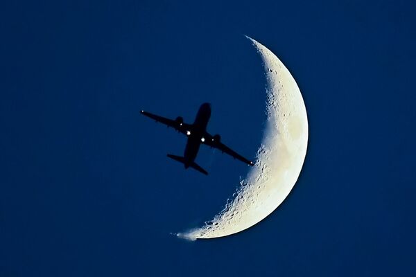 هواپیمای ایرباس آ۳۲۰ در زمینه ماه - اسپوتنیک ایران  