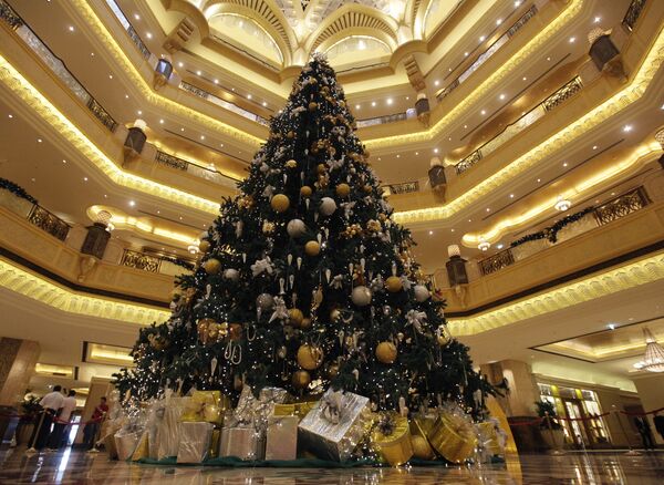 گران‌ترین درخت های کاج کریسمس جهان
به ارزش 11 میلیون دلار مزین به سنگ های قیمتی در کاخ امارات درابوظبی
 - اسپوتنیک ایران  