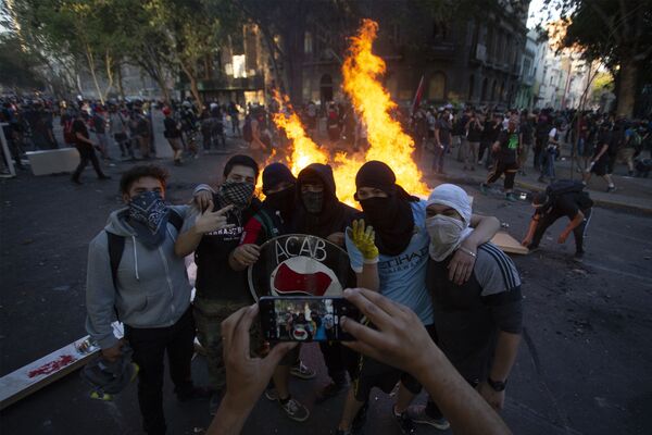 معترضان در شیلی - اسپوتنیک ایران  