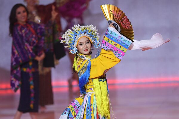  مراسم مرحله فینال کنکور ملکه زیبایی جهان  در لندن
نماینده چین
 Li Peishan  - اسپوتنیک ایران  