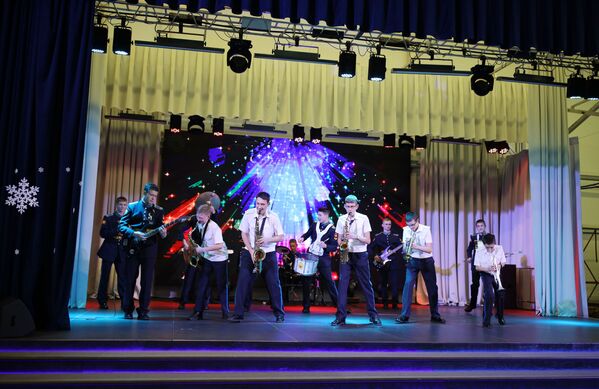 اجرای برنامه موسیقی در مراسم رقص سال نو آموزشگاه نظامی ریاست جمهوری در کراسنودار - اسپوتنیک ایران  