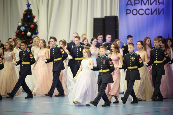 دانشجویان افسری در مراسم رقص سال نو آموزشگاه نظامی ریاست جمهوری در کراسنودار - اسپوتنیک ایران  