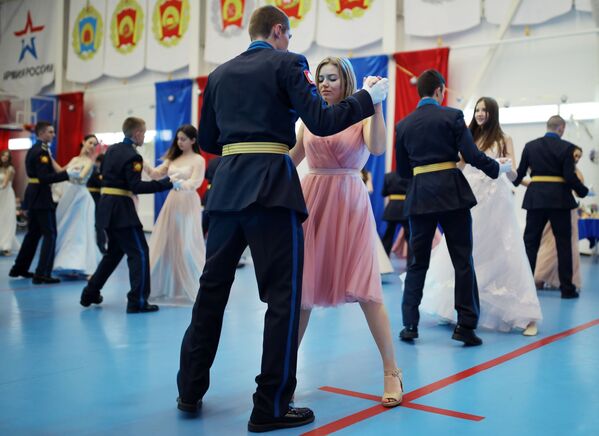 دانشجویان افسری در مراسم رقص سال نو آموزشگاه نظامی ریاست جمهوری در کراسنودار - اسپوتنیک ایران  