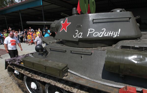 ایوان ساوکین  پهلوان روسیه  تانک  « ت-34»   جنگ کبیر میهنی به وزن  26 تن را   از جا تکان داد. - اسپوتنیک ایران  