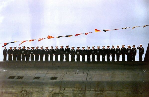 خدمه زیردریایی اتمی کورسک هنگام برگزاری جشن روز نیروی دریایی روسیه - اسپوتنیک ایران  