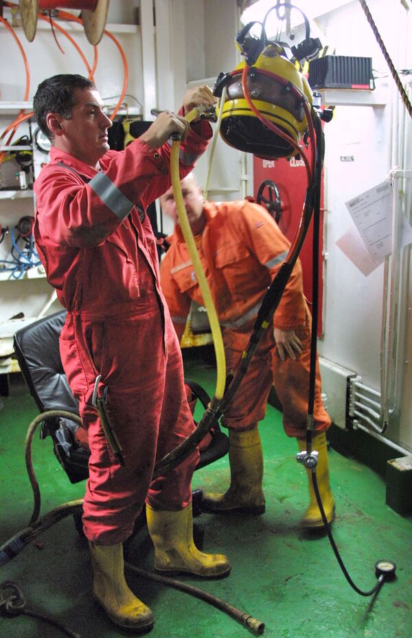 غواصان انگلیسی تجهیزات را برای جستجوی زیردریایی اتمی غرق شده کورسک در دریای بارنتز آماده می کنند. - اسپوتنیک ایران  