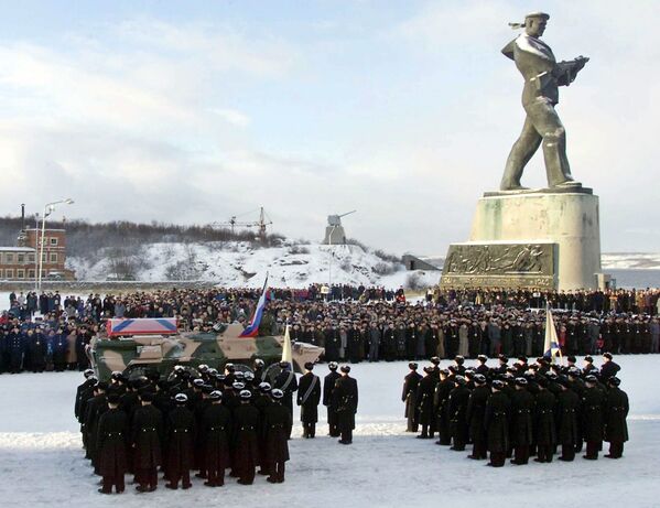 مراسم یادبود خدمه زیردریایی اتمی غرق شده کورسک در بندر سورومورسک روسیه - اسپوتنیک ایران  