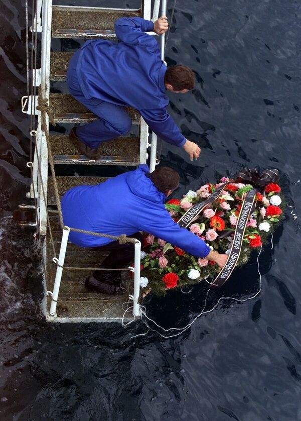 ملوانان روسیه برای بزرگداشت خاطره 118 سرنشین زیردریایی اتمی غرق شده کورسک تاج های گل نثار می کنند - اسپوتنیک ایران  