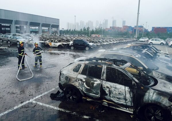 مهار آتش سوزی رخ داده در نتیجه وقوع انفجار در شهر بندری تیانجین چین - اسپوتنیک ایران  