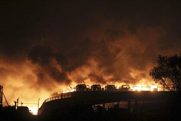 آتش سوزی رخ داده در نتیجه وقوع انفجار در شهر بندری تیانجین چین - اسپوتنیک ایران  