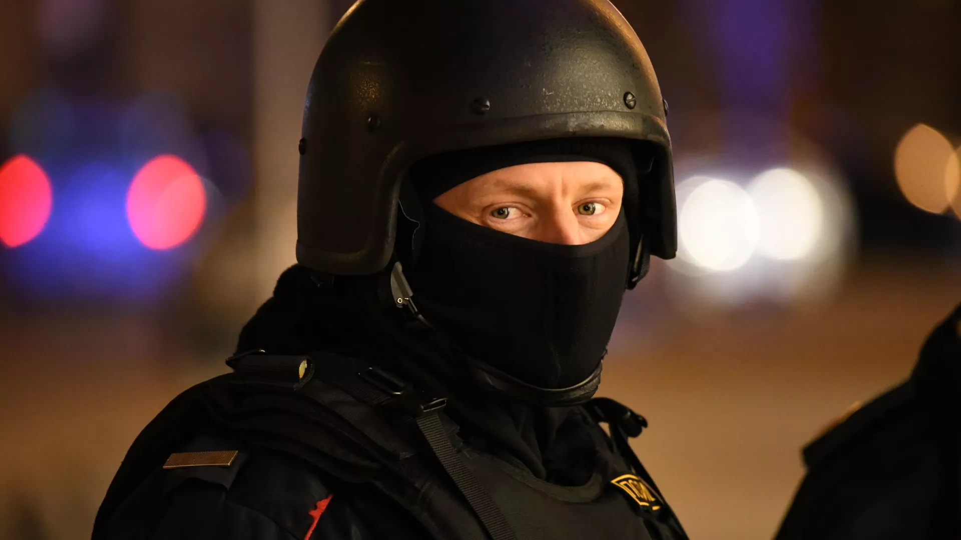 Сотрудник полиции у здания ФСБ на Лубянской площади в Москве, где произошла стрельба