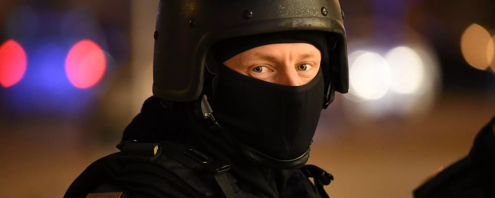 Сотрудник полиции у здания ФСБ на Лубянской площади в Москве, где произошла стрельба - اسپوتنیک ایران  , 1920, 19.04.2023