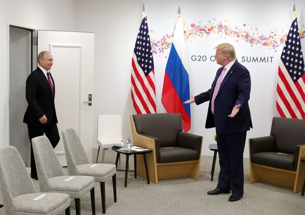 ولادیمیر پوتین رئیس جمهور روسیه و دونالد ترامپ رئیس جمهور آمریکا در زمان دیدار در حاشیه اجلاس گروه بیست در اوساکو
 - اسپوتنیک ایران  