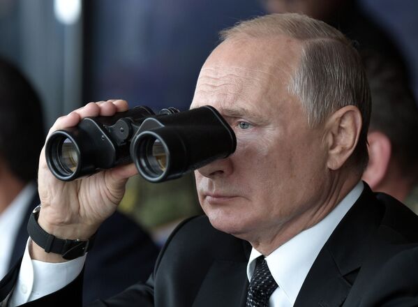 ولادیمیر پوتین رئیس جمهور روسیه در حال مشاهده اجرای مرحله اصلی رزمایش استراتژیک فرماندهی «مرکز ۲۰۱۹» در میدان نظامی «دانگز» - اسپوتنیک ایران  