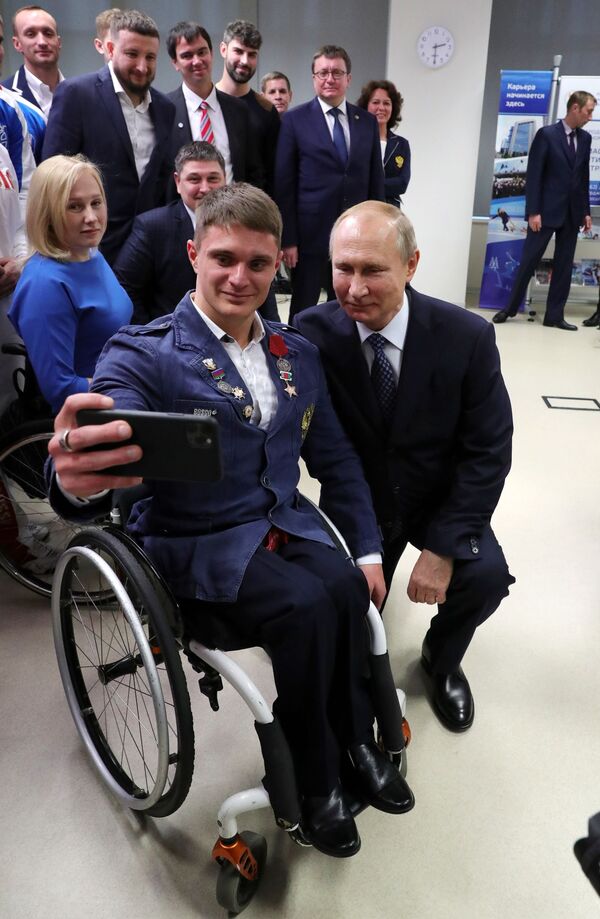 ولادیمیر پوتین رئیس جمهور روسیه در دیدار با ورزشکاران پارالمپیکی روسیه و اعضای تیم ملی - اسپوتنیک ایران  