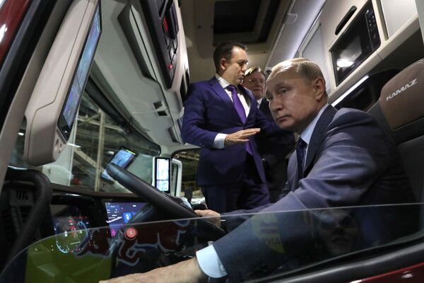 ولادیمیر پوتین رئیس جمهور روسیه در اتاقک اتومبیل کاماز - اسپوتنیک ایران  
