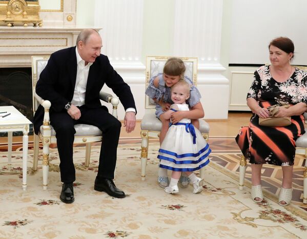 ولادیمیر پوتین رئیس جمهور روسیه در دیدار با آسیب دیدگان سیل در استان ایرکوتسک در کرملین - اسپوتنیک ایران  