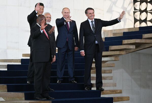 ولادیمیر پوتین رئیس جمهور روسیه قبل از آغاز مراسم عکس مشترک رهبران بریکس در برزیل 
 - اسپوتنیک ایران  