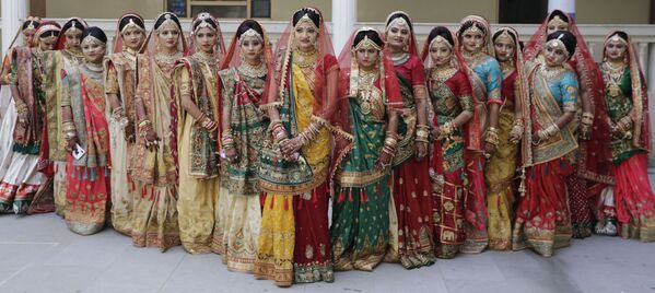 مراسم عروسی دسته‌جمعی در احمدآباد هند  - اسپوتنیک ایران  