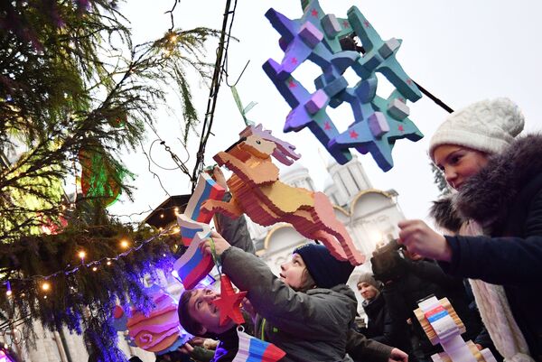 تزئینات درخت کاج سال نو در میدان کلیساهای کرملین - اسپوتنیک ایران  