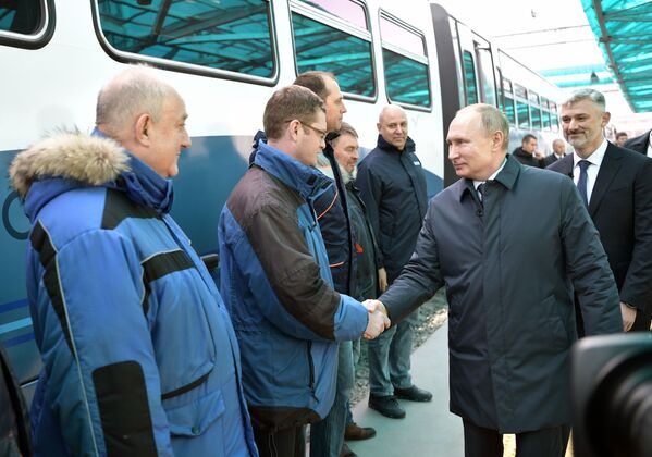 ولادیمیر پوتین رئیس جمهور روسیه در ایستگاه قطار کرچ جنوبی - اسپوتنیک ایران  