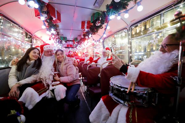 نوازنده ها در لباس بابانوئل در اتوبوسی در سنت پترزبورگ - اسپوتنیک ایران  