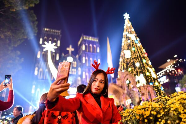دختری در مراسم کریسمس در ویتنام - اسپوتنیک ایران  