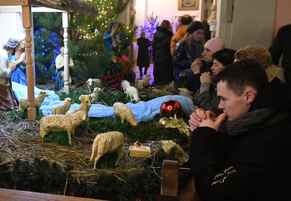 مومنان در مراسم تولد مسیح در بلاروس - اسپوتنیک ایران  