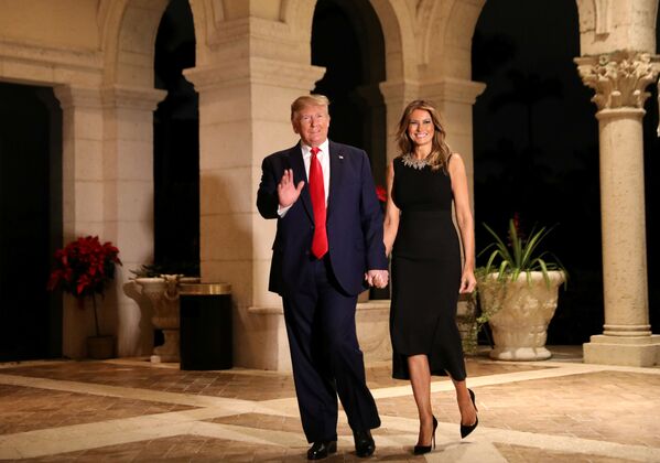 دونالد ترامپ رئیس جمهور آمریکا و همسرش در مراسم کریسمس در فلوریدا - اسپوتنیک ایران  