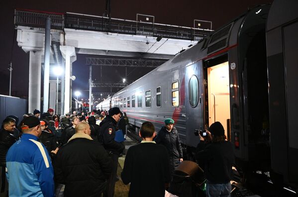 مسافران قطار «تاوریا» در مسیر سنت پترزبورگ -سواستاپل در ایستگاه راستوف  - اسپوتنیک ایران  