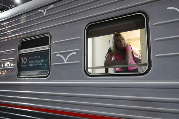 مسافران قطار «تاوریا» در مسیر سنت پترزبورگ -سواستاپل در ایستگاه راستوف  - اسپوتنیک ایران  