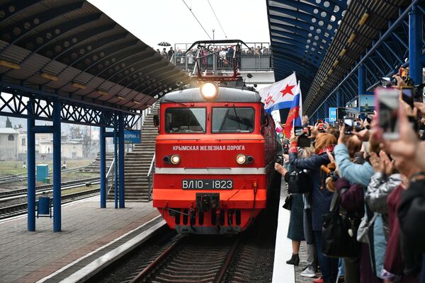 قطار «تاوریا» مسیر سنت پترزبورگ -سواستاپل که به ایستگاه سواستاپل رسیده است - اسپوتنیک ایران  