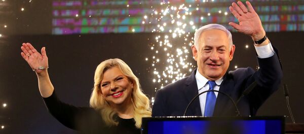 Премьер-министр Израиля Биньямин Нетаньяху и его жена Сара после объявления о предварительных результатах парламентских выборов в Тель-Авиве, Израиль - اسپوتنیک ایران  