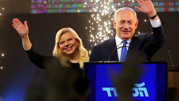 Премьер-министр Израиля Биньямин Нетаньяху и его жена Сара после объявления о предварительных результатах парламентских выборов в Тель-Авиве, Израиль - اسپوتنیک ایران  