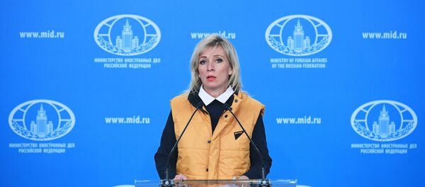 زاخاروا با جیلقه زرد در کنفرانس خبری زاخاروا با جیلقه زرد در کنفرانس خبری - اسپوتنیک ایران