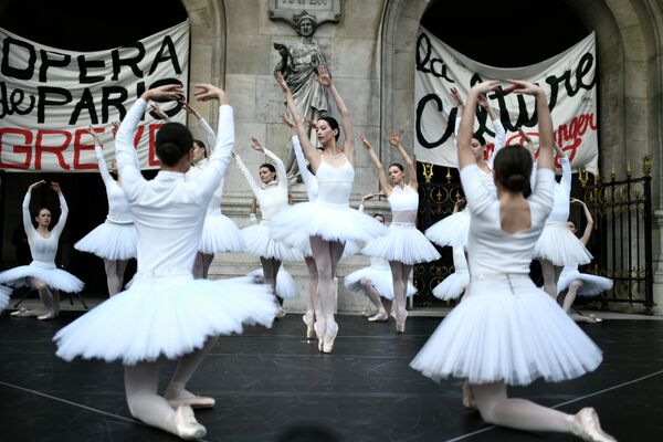 رقاصان اپرای پاریس در کاخ گارنه - اسپوتنیک ایران  