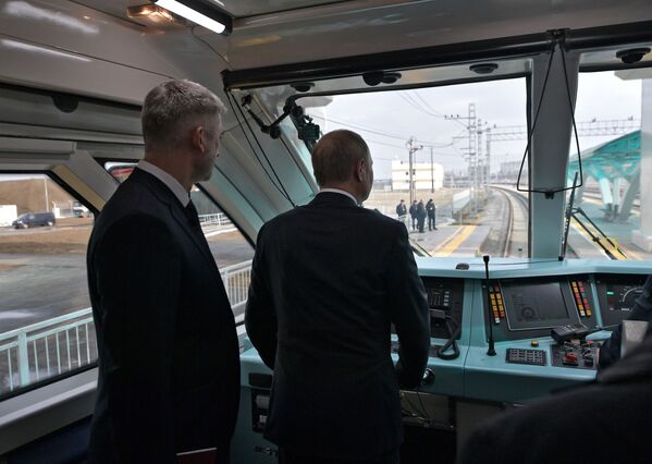 ولادیمیر پوتین رئیس جمهور روسیه در اتاقک راننده اتوبوس ریلی که از روی خط راه آهن پل کریمه عبور کرد - اسپوتنیک ایران  