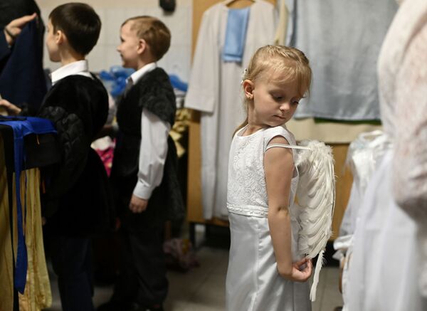  کودکان در مراسم کریسمس در کلیسای کاتولیک در اومسک روسیه - اسپوتنیک ایران  