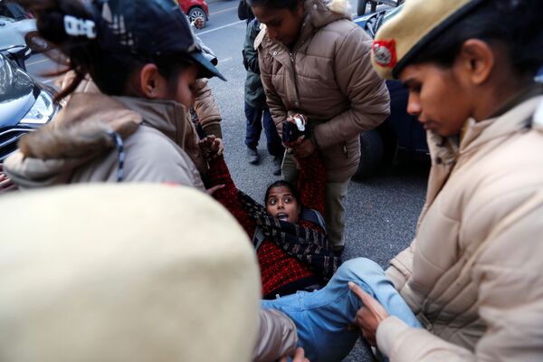 پلیس در حال دستگیری معترضین در دهلی نو هند - اسپوتنیک ایران  