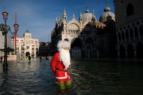 مردی با لباس بابانوئل در ونیز - اسپوتنیک ایران  