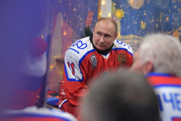 ولادیمیر پوتین رئیس جمهور روسیه در مسابقات لیگ هاکی شبانه در میدان سرخ - اسپوتنیک ایران  