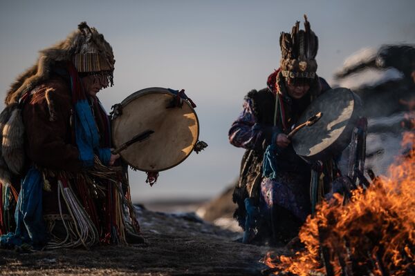 مراسم شامان ها در ساحل دریاچه آلاکی در استان چلیابینسک - اسپوتنیک ایران  