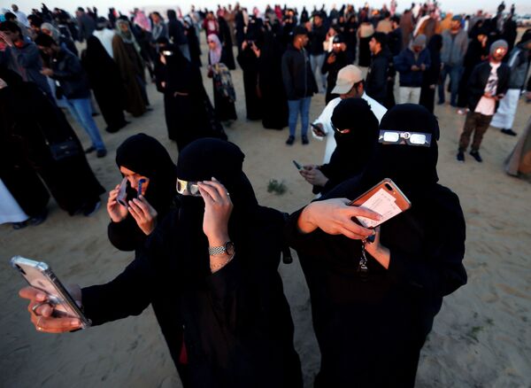 زنی در حال مشاهده خورشید گرفتگی در عربستان سعوی - اسپوتنیک ایران  
