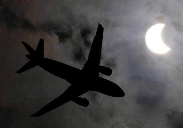 هواپیما در زمینه خورشید گرفتگی در بانکوک - اسپوتنیک ایران  