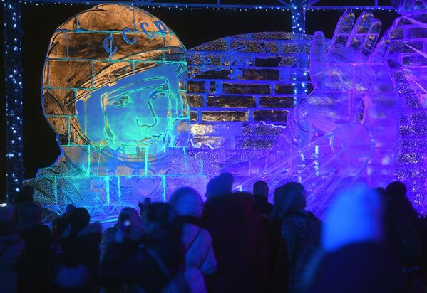 فستیوال مجسمه‌های یخی در مسکو
سوژه پرواز گاگارین به فضا - اسپوتنیک ایران  