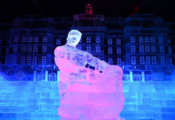 فستیوال مجسمه‌های یخی در مسکو
سوژه :مسکوی یخی و خانواده - اسپوتنیک ایران  