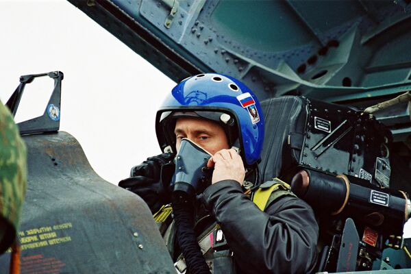 عکس ولادیمیر پوتین در جنگنده Su-27 - اسپوتنیک ایران  