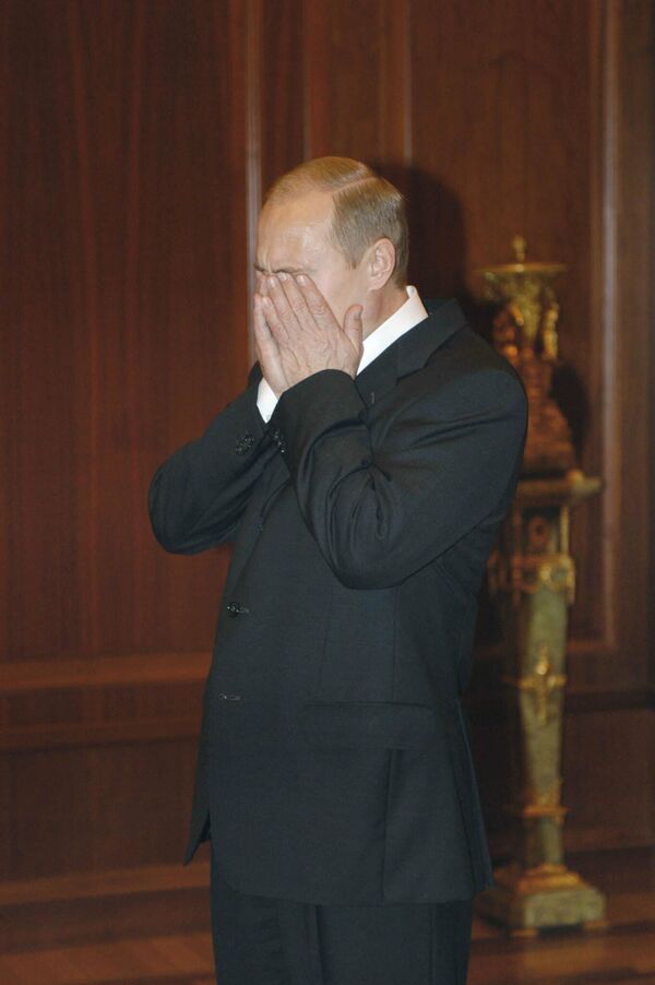 رئیس جمهور ولادیمیر پوتین از گروگان گیری در دوبروفکا مطلع می شود. سال 2002 - اسپوتنیک ایران  