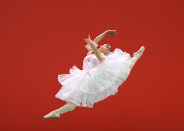 رقاص آموزشکده رقص مسکو میلانا فیدان در زمان اجرا در مسابقات «باله روسی»جوانان در مسکو - اسپوتنیک ایران  